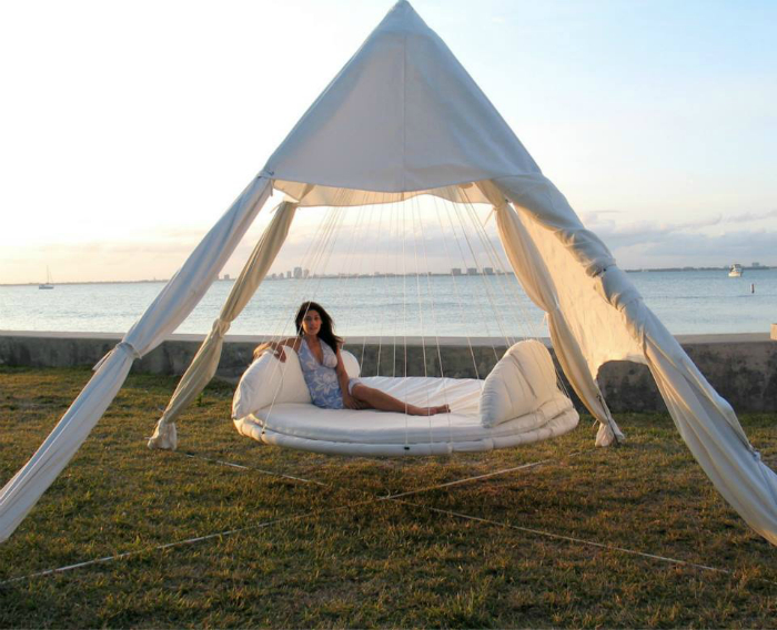 Белоснежная палатка с подвесной кроватью.