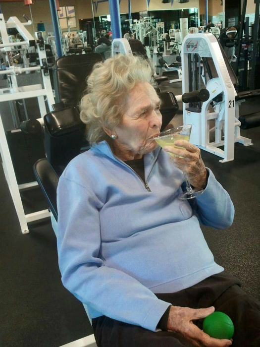 Эта пожилая женщина точно знает, как сделать тренировку приятной.
