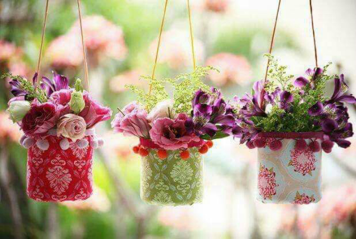 Подвесные вазоны для цветов.