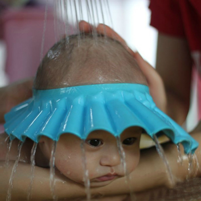 Шапочка, которая защитит лицо младенца от попадания воды.