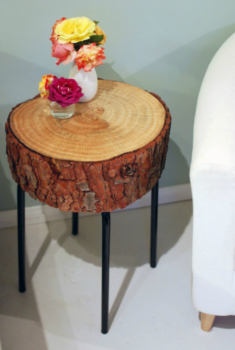Прикроватный столик из дерева.