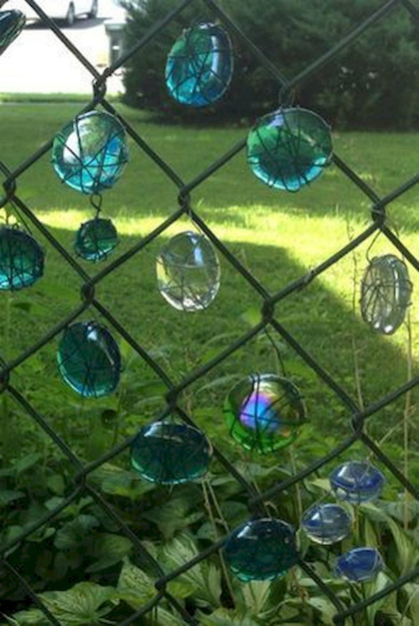 Забор со стекляшками. | Фото: Зеленый зонтик.
