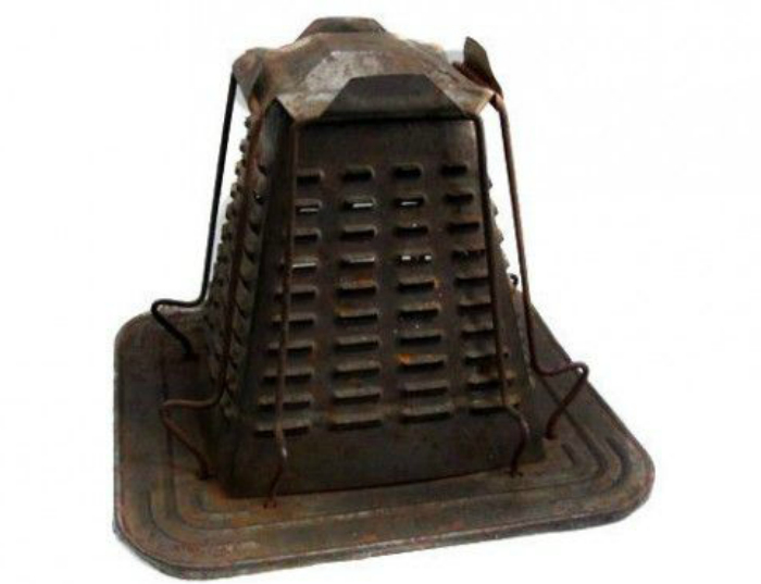 Предшественник современного тостера. В 19 веке он представлял собой жестяную пирамиду с дырочками в боковых панелях, под которой тлели угли и поджаривали хлеб прислоненный к этим панелям.