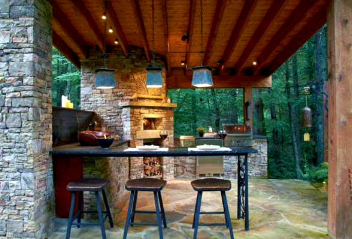 Большая каменная кухня с барной стойкой. | Фото: PistonCars.com.