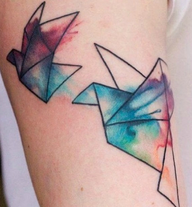 Татуировка с изображением птичек-оригами.