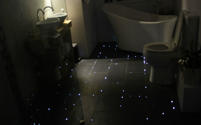 Диоды, встроенные в пол ванной комнаты, которые светятся в темноте.