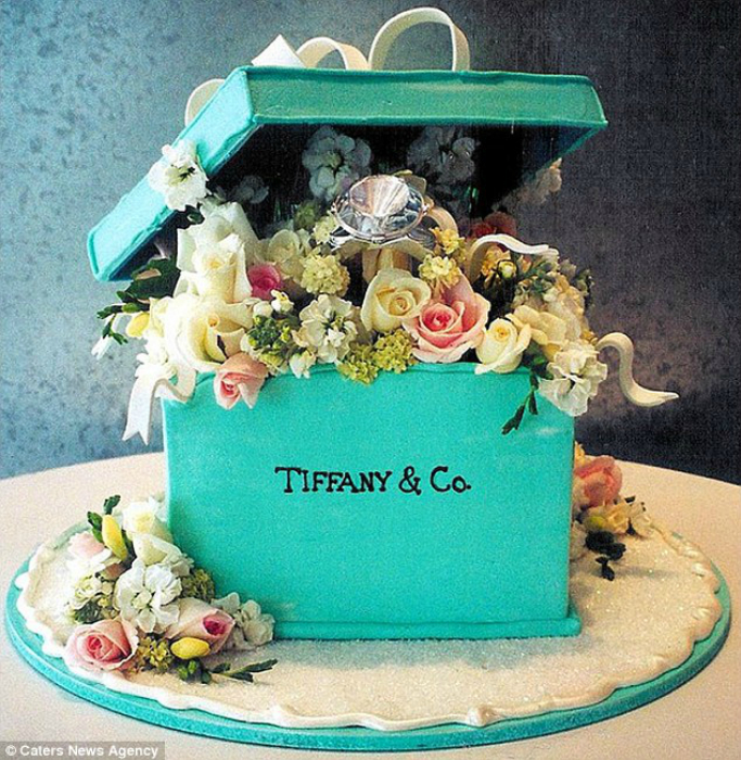 Красивейший торт в виде коробки, наполненной цветами.