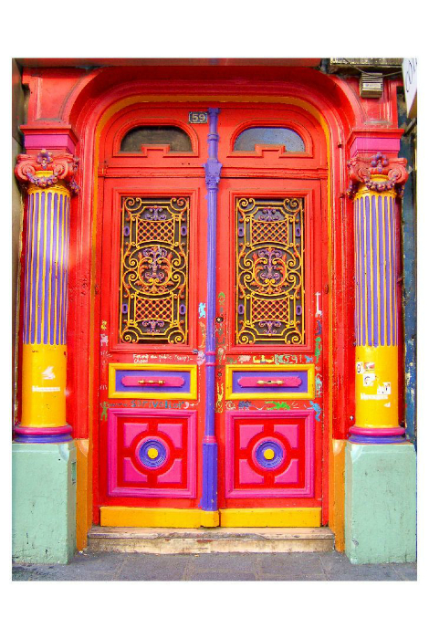 Входная дверь, расписанная яркими красками.