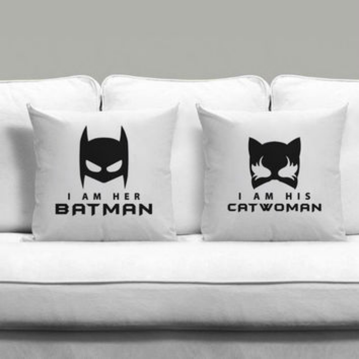 Подушки для Бэтмена и женщины-кошки.