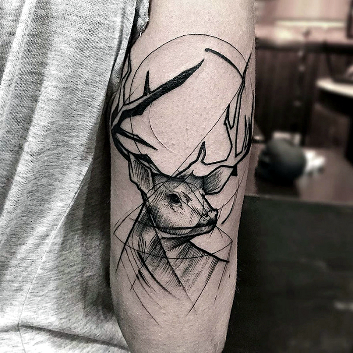 Татуировка с изображением оленя.
