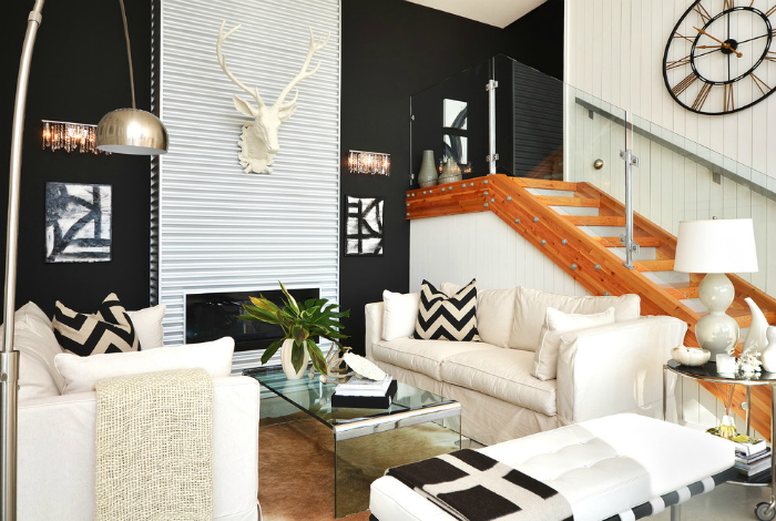 Современная гостиная, оформленная в черно-белых цветах.