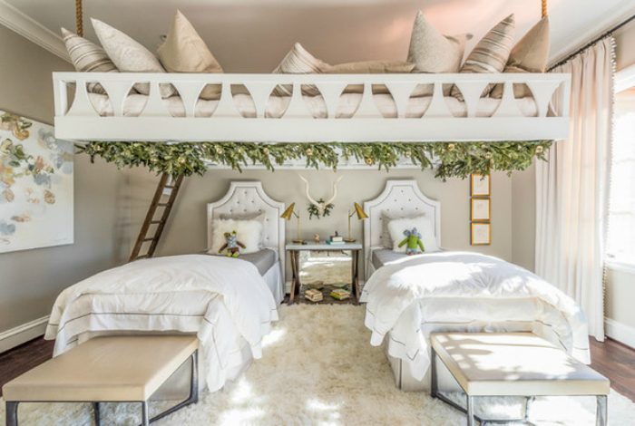 Фантастическая спальня с подвесной кроватью.