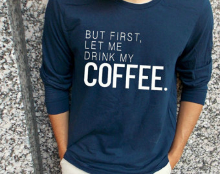 Мужской джемпер с надписью: «Для начала, позвольте мне выпить мой кофе».