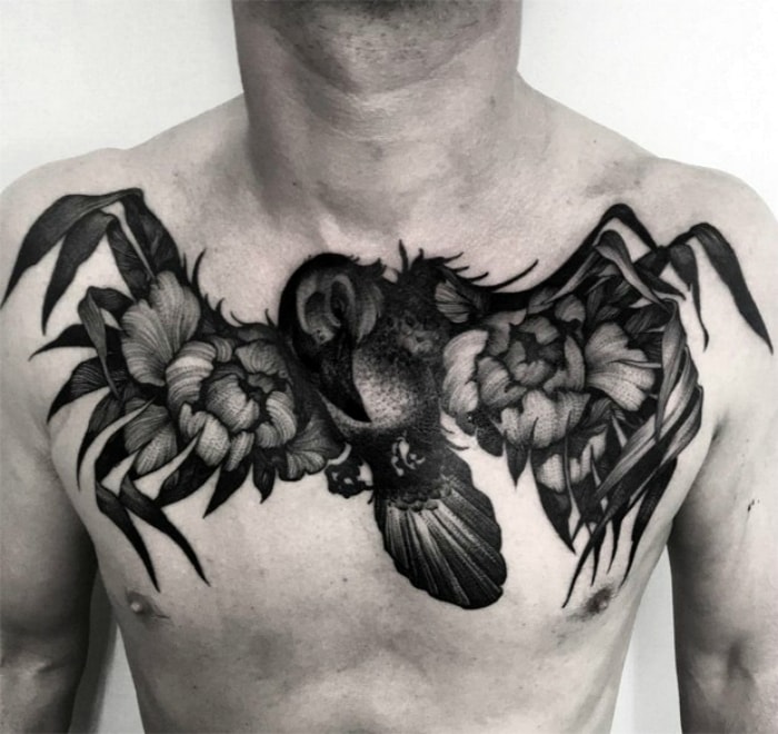 Татуировка с изображением птицы на груди.
