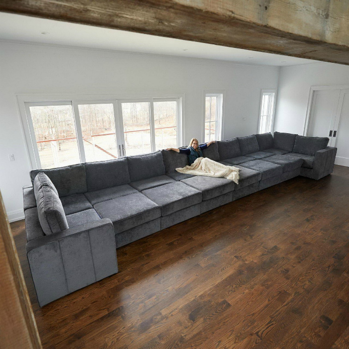 Действительно просторный диван. | Фото: Reddit.