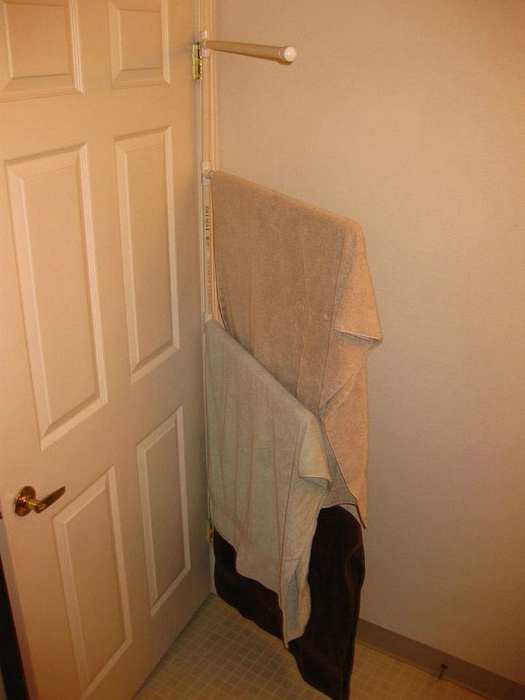 Оригинальное размещение вешалки для полотенец в ванной.