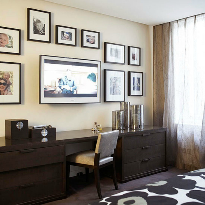 Плазменный телевизор на стене в рамке не только экономит место в комнате, но и выглядит очень стильно.