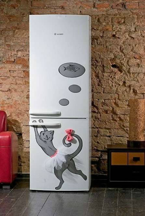 Декор холодильника виниловыми наклейками.