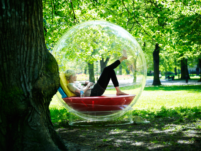 Прозрачный, звуконепроницаемый шар с диванчиком для комфортного отдыха на улице.