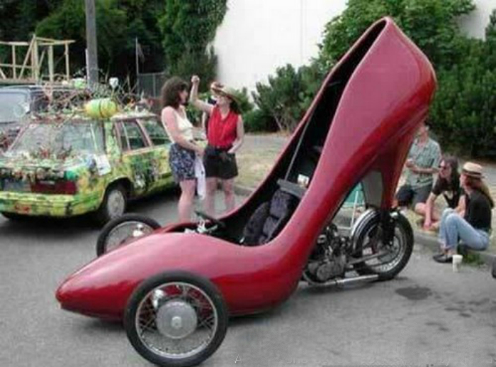 Транспортное средство в виде большой туфли на колесах, сделанное на основе мотоцикла.