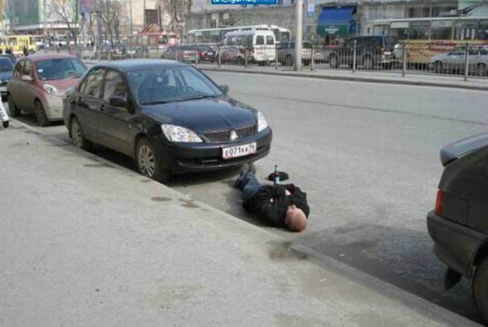 За небольшие деньги бесстрашный охранник поспит на вашем парковочном месте.