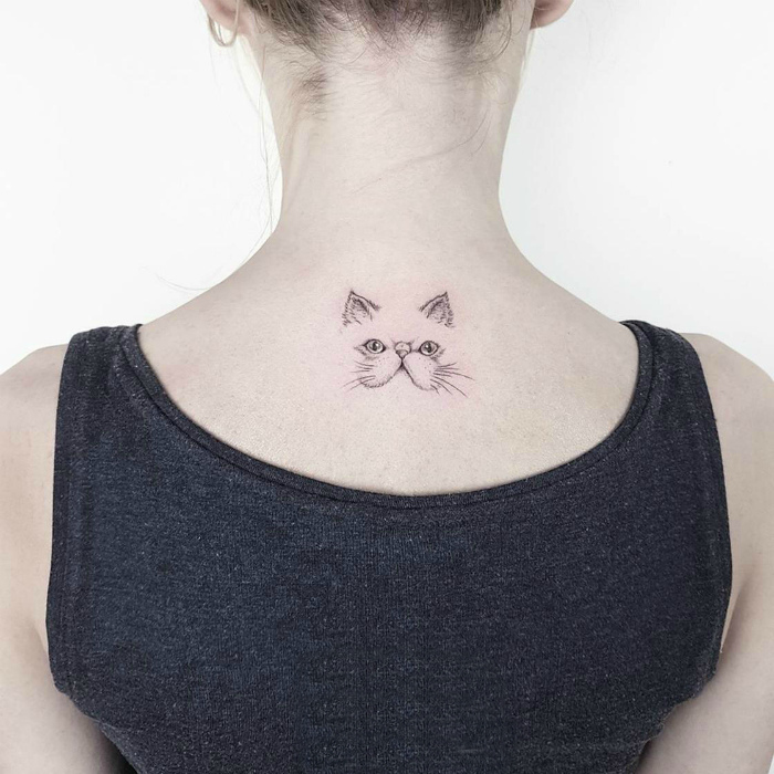 Татуировка с изображением кошачьей мордочки.