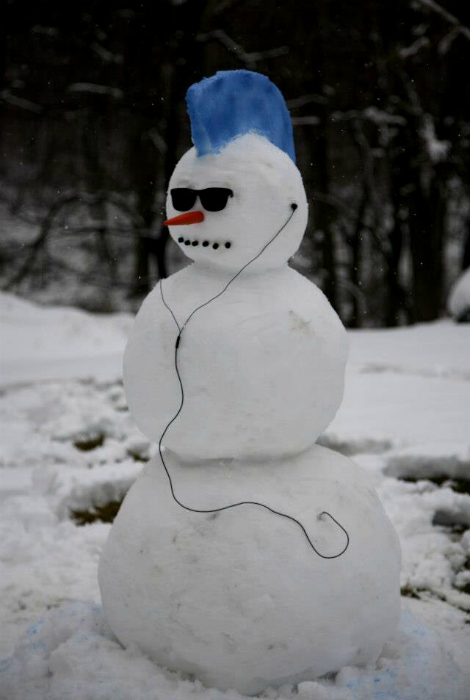 Снеговик-бунтарь с синим ирокезом.