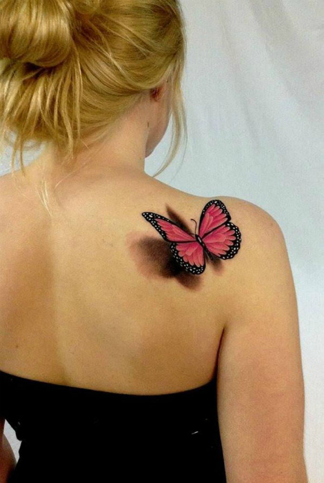 Татуировка бабочки, которая выглядит так, будто сейчас взлетит.