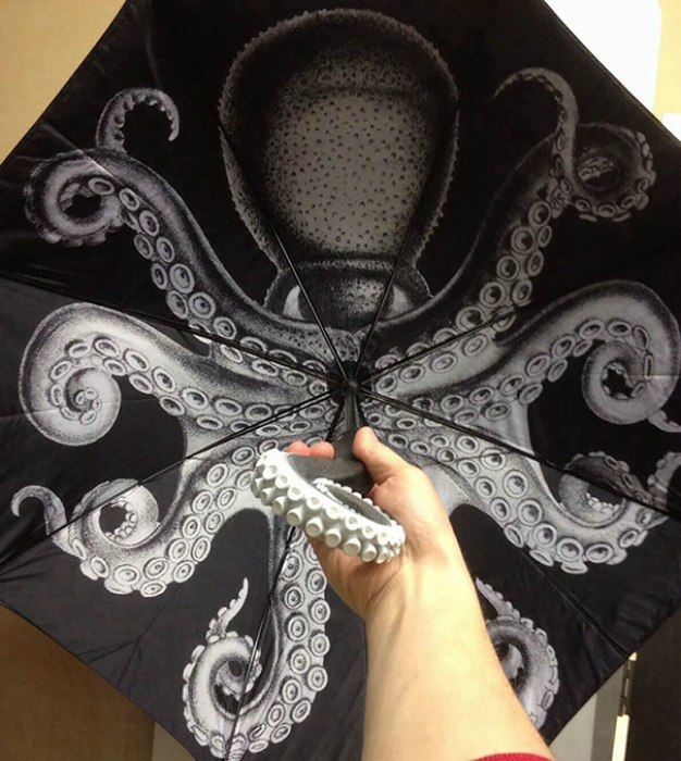 Зонт с реалистичным изображением осьминога на внутренней стороне и ручкой в виде щупальца.