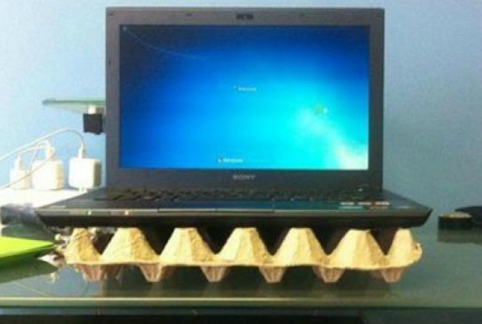 Картонный лоток от яиц защитит ноутбук от перегрева и обеспечит хорошую циркуляцию воздуха.