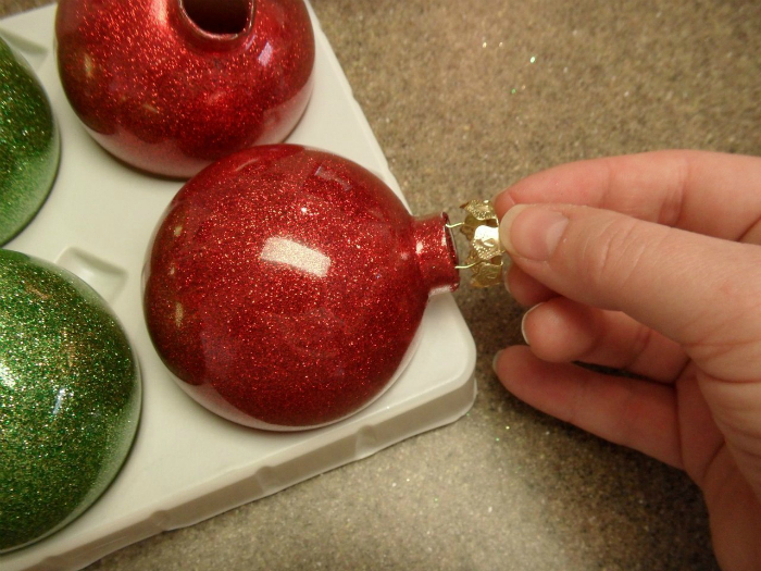 Обновить старые елочные шары поможет блестящий лак для ногтей.