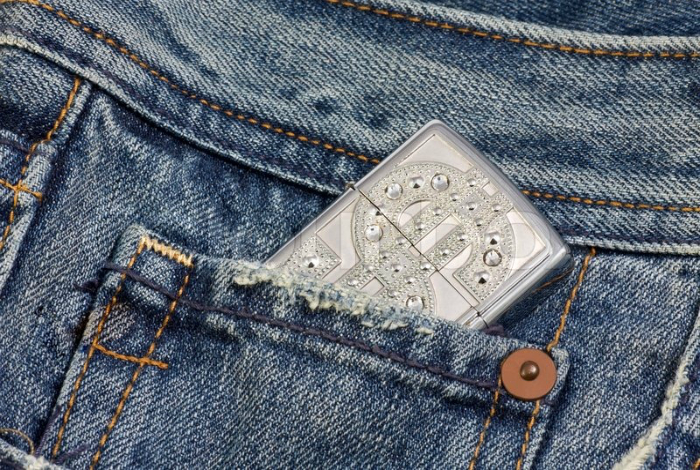 Маленький карман джинсов.