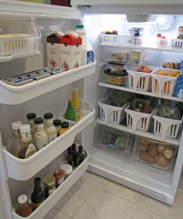 Сортировка продуктов в холодильнике.