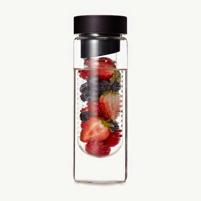 Бутылка со специальной емкостью для ягод или фруктов, которые сделают обыкновенную воду вкуснее и полезней.