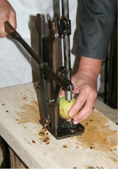 Советское приспособление для очистки яблок от косточек.