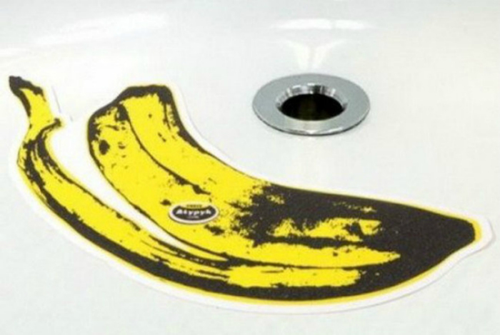 Резиновая наклейка в виде банановой кожуры, которая защитит от падений.