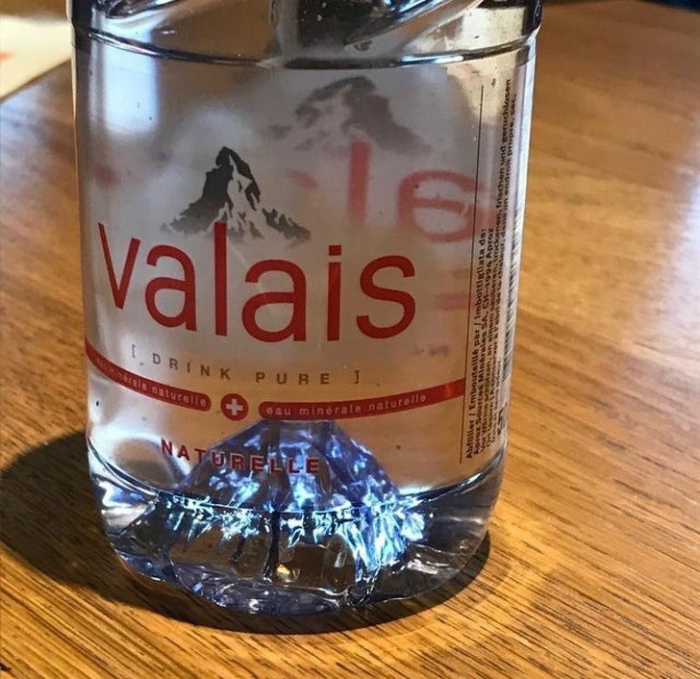 Дизайнерская бутылка с водой. | Фото: puiv.