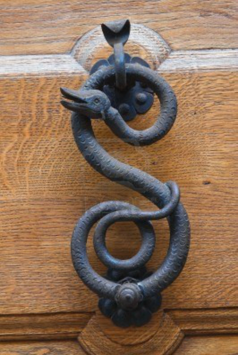Замысловатая дверная ручка «змея».