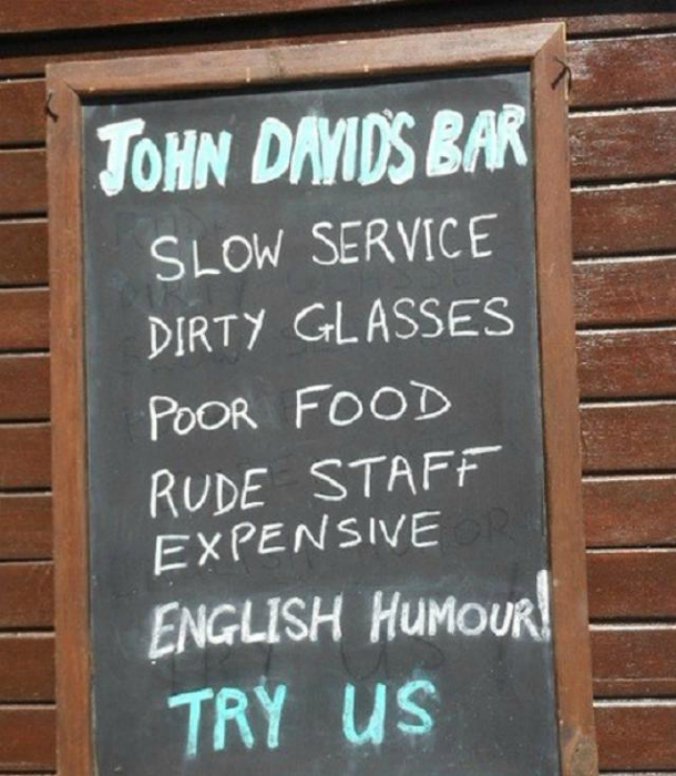 Бар Джон Девидс. Медленное обслуживание, грязные стаканы, плохая еда, грубый персонал, высокие цены. Английский юмор! Заходите!