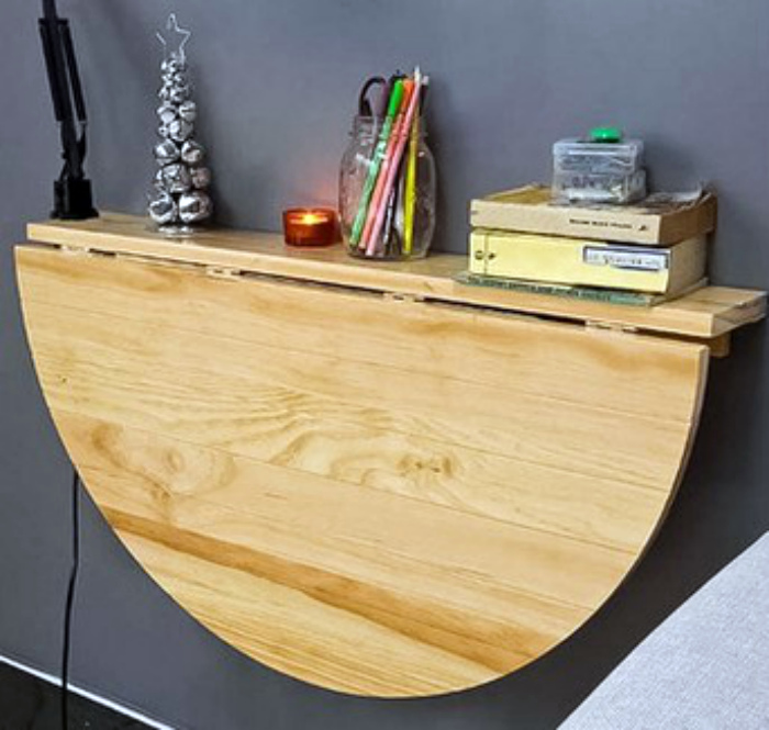 Откидной столик, закрепленный на стене. | Фото: Как сделать.