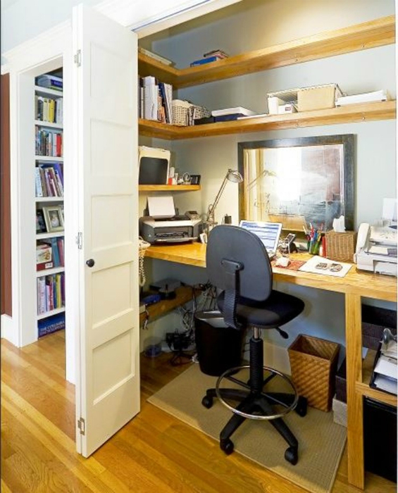 Небольшой офис в шкафу.