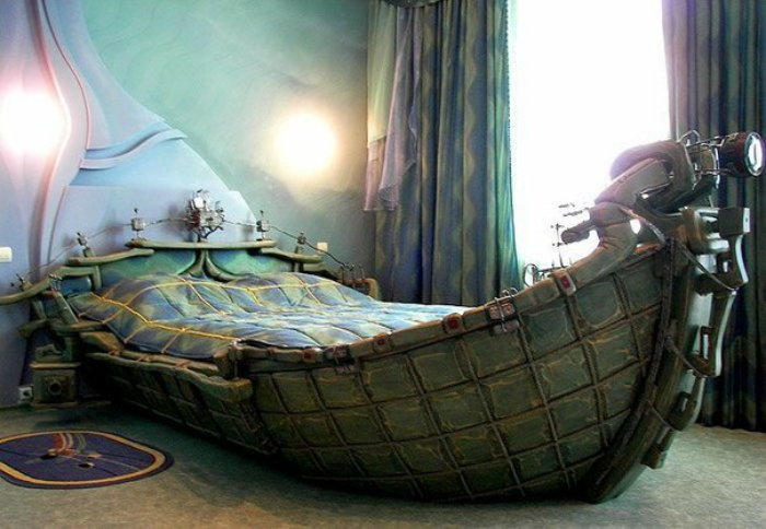 Кровать в виде лодки.