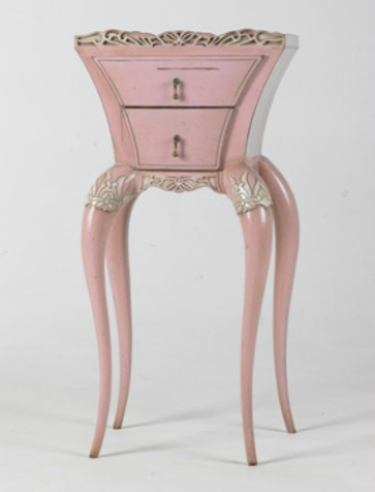 Потрясающий приставной столик розового цвета в винтажном стиле.