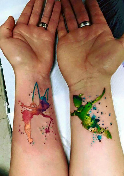 Акварельные татуировки с изображениями Питера Пэна и феи.