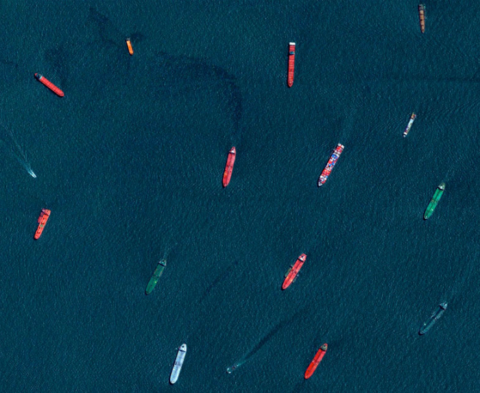 Грузовые суда и танкеры ожидают входа в порт Сингапура.