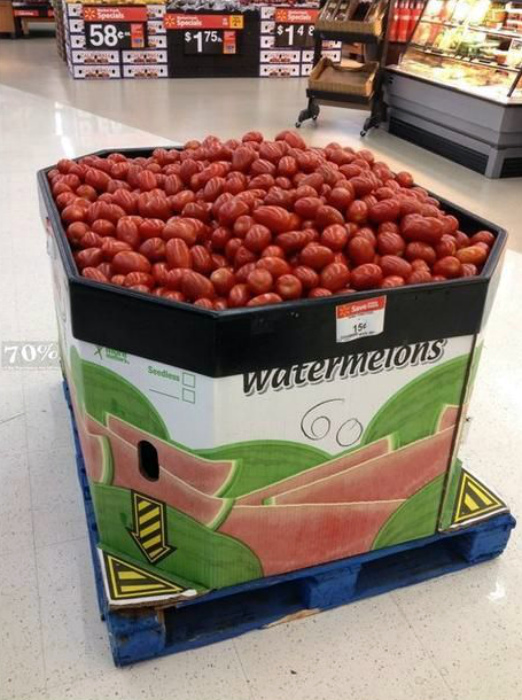 Сотрудники этого супермаркета - несчастные люди, не знают ни как выглядят арбузы, ни что такое помидоры! | Фото: enews.