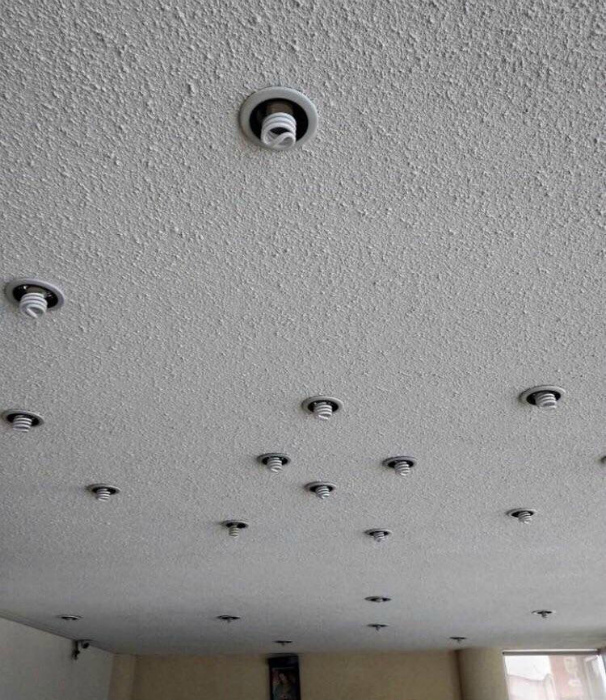 Полный хаос на потолке. | Фото: Small Joys.