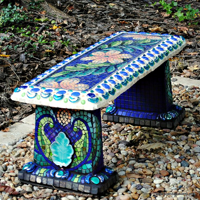Скамейка, декорированная мозаикой.
