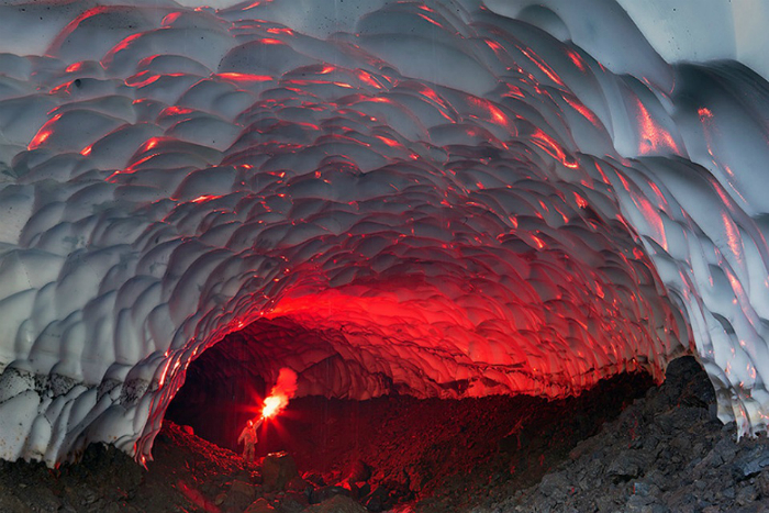 Почти километровый туннель был образован источником горячей воды, который течёт под ледяными полями ледника, неподалёку от находящегося рядом вулкана Мутновская сопка.