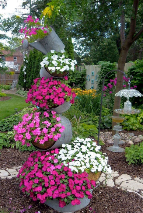 Высокий цветочный фонтан. | Фото: Pinterest.
